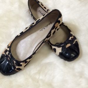 Leapord print furry flat. Awesome